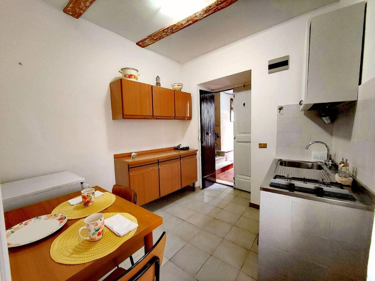 La Casa In Piazza Apartment Toffia Exterior photo